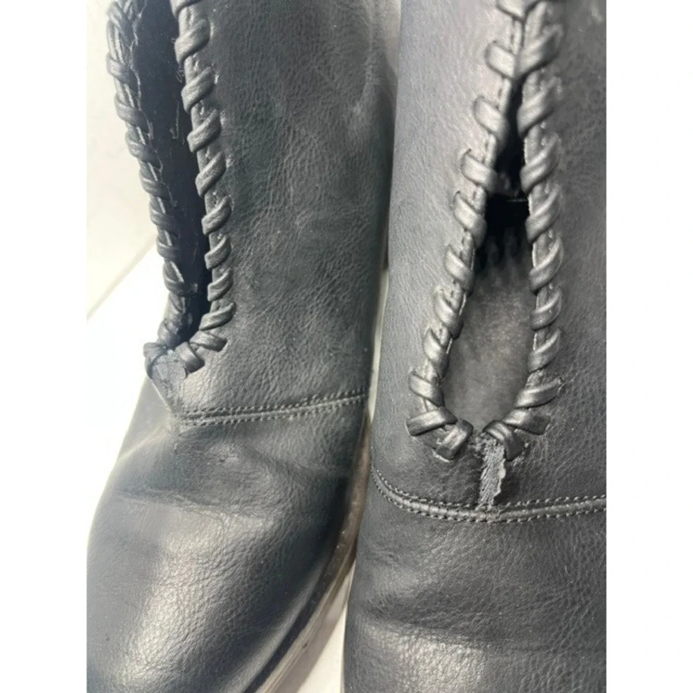 Volatile black ankle